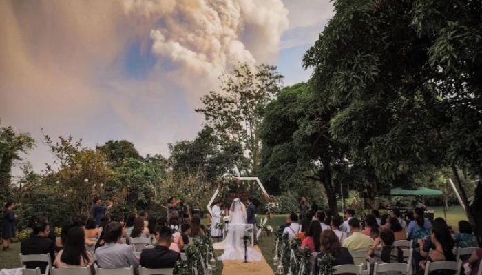 Imaginea articolului Un cuplu s-a căsătorit în Filipine, în timp ce vulcanul Taal erupea în fundal | FOTO