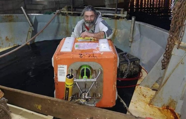 Imaginea articolului La scurt timp după ce a scos o cutie portocalie misterioasă de pe fundul mării, un pescar a fost contactat de cea mai puternică marină militară din lume: „Gunoiul” ne aparţine