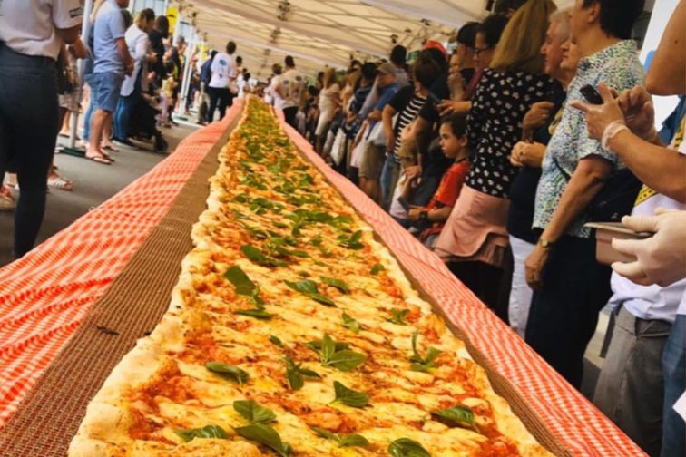 Imaginea articolului O pizza uriaşă a fost vândută în Australia. Banii vor fi donaţi pentru o cauză nobilă | VIDEO 