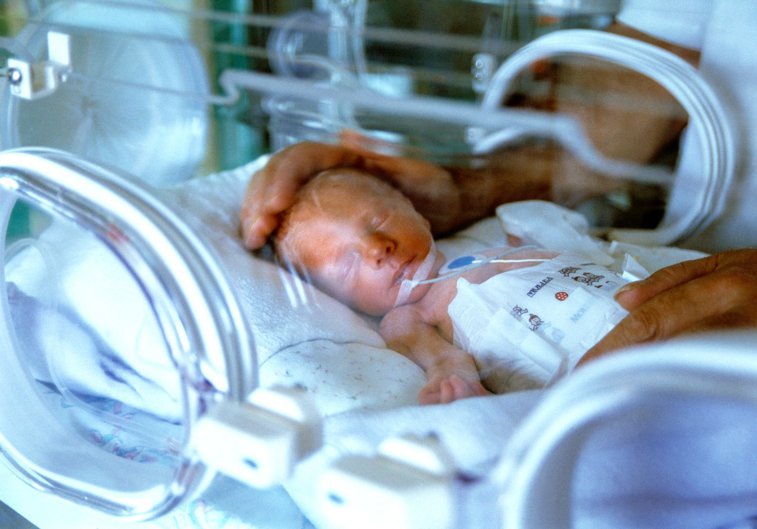 Imaginea articolului Un nou-născut a fost readus la viaţă după 40 de minute în care inima a încetat să-i bată. Metoda inedită folosită de medici