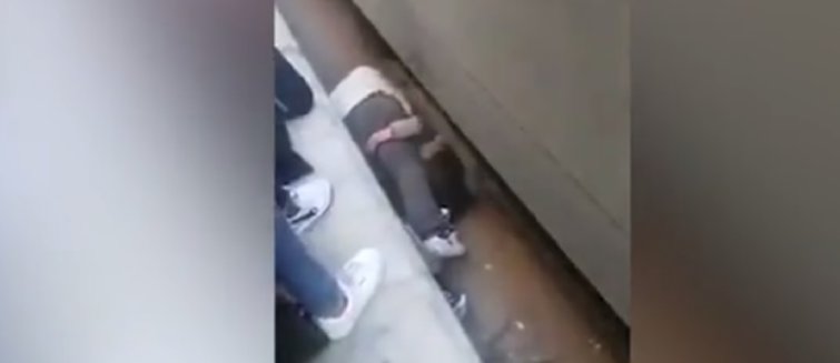 Imaginea articolului Momentul de infarct în care un tată se aruncă peste fiica lui, căzută pe şinele de cale ferată | VIDEO