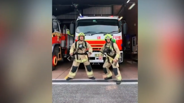 Imaginea articolului VIDEO: Maniera surprinzătoare prin care pompierii din Australia încearcă să ridice moralul cetăţenilor care s-au confruntat cu incendiile 