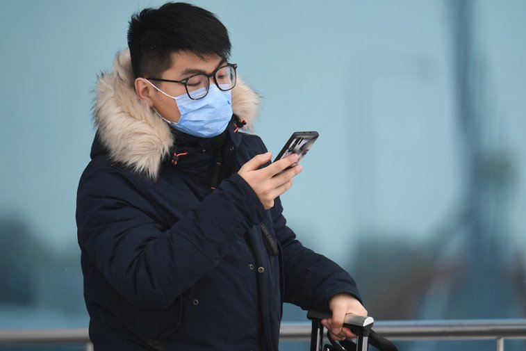 Imaginea articolului Chinezii au probleme cu utilizarea telefonului  din cauza măştilor medicale împotriva coronavirus."Pur şi simplu îmi vine să-l arunc". 
