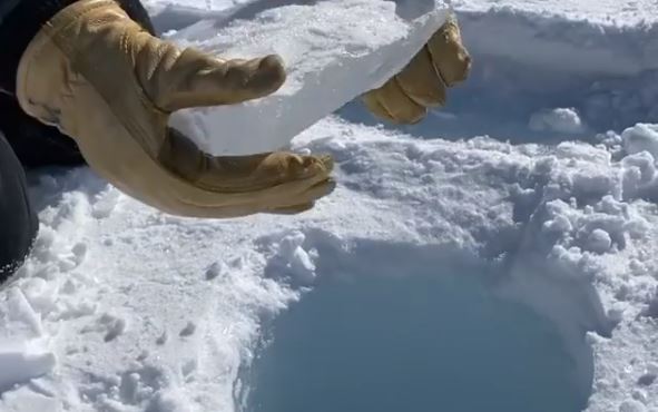 Imaginea articolului De văzut cu sunetul pornit. Ce se întâmplă când o bucată de gheaţă este aruncată într-un puţ de 137 de metri săpată în Antarctica | VIDEO