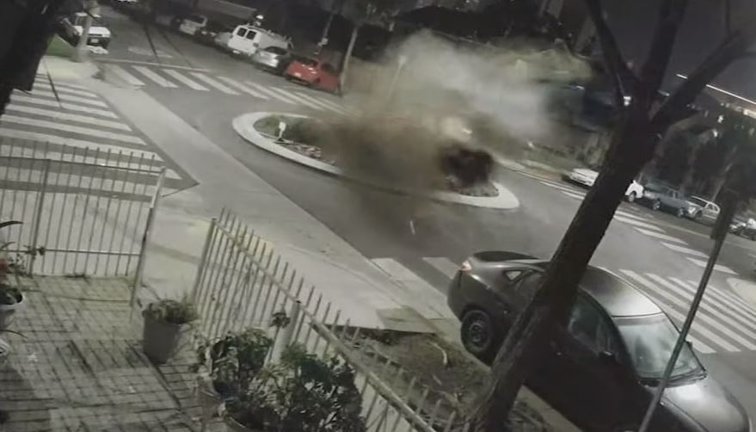 Imaginea articolului VIDEO: Momentul când o maşină, condusă de o tânără beată, „decolează” după ce loveşte un sens giratoriu