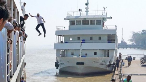 Imaginea articolului Momentul în care un căpitan de feribot sare în apă pentru a salva viaţa unei femei. Bărbatul a sărit de la peste 12 metri înălţime