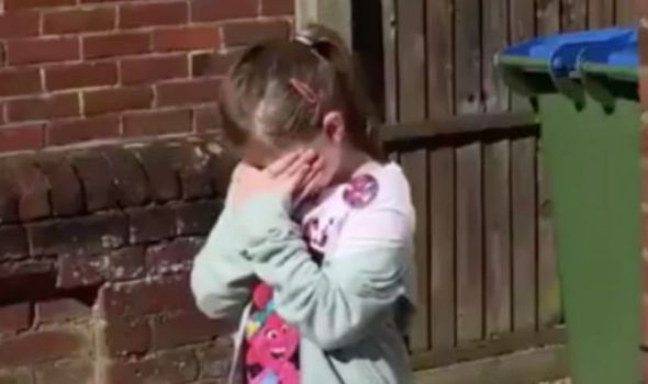 Imaginea articolului Video emoţionant! Un întreg cartier îi cântă “La mulţi ani” de la ferestre unei fetiţe de 8 ani
