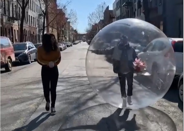 Imaginea articolului Dragoste în carantină, cu drone şi baloane uriaşe: povestea unor newyorkezi a devenit virală