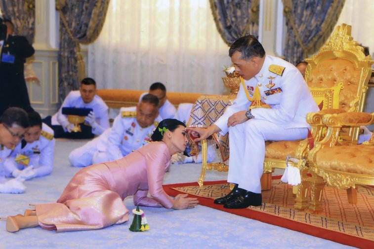Imaginea articolului Totul despre carantina de lux a regelui Thailandei, monarhul-playboy care s-a izolat cu 20 de femei