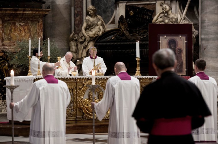 Imaginea articolului Învierea pentru credincioşii catolici, în transmisiuni online de vineri până duminică