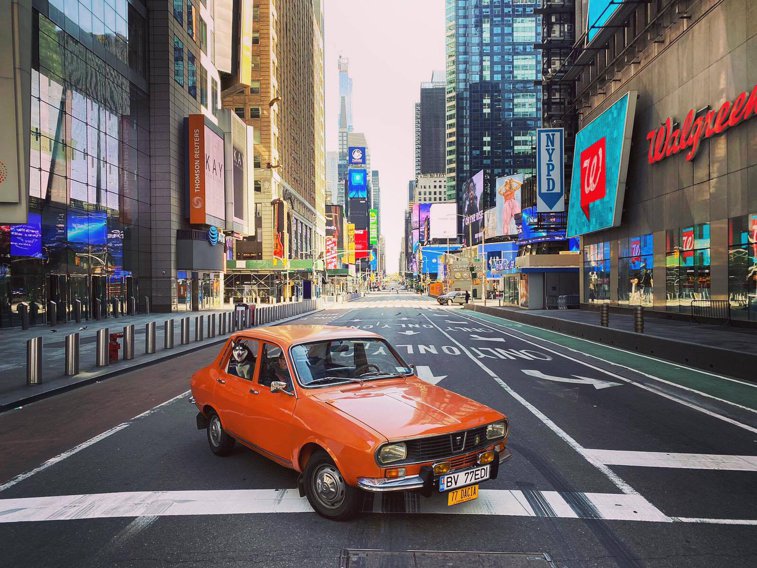 Imaginea articolului Imagini virale din New York-ul pustiit de Covid-19: O Dacie 1300 în centrul „oraşului care nu doarme niciodată”
