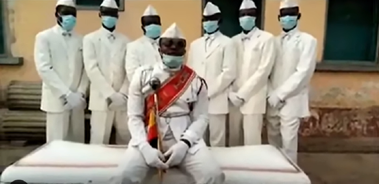 Imaginea articolului Groparii dansatori din Africa, mesaj viral în timpul pandemiei: "Staţi acasă sau o să dansaţi cu noi". Cum au apărut de această dată bărbaţii din Ghana