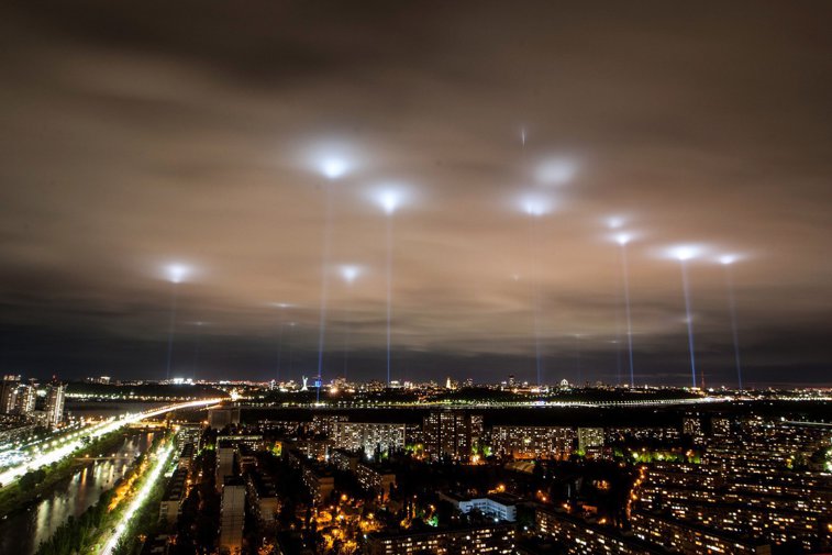 Imaginea articolului Lumini "extraterestre" deasupra unor oraşe din Ucraina. Povestea şi semnificaţia din spatele acestora