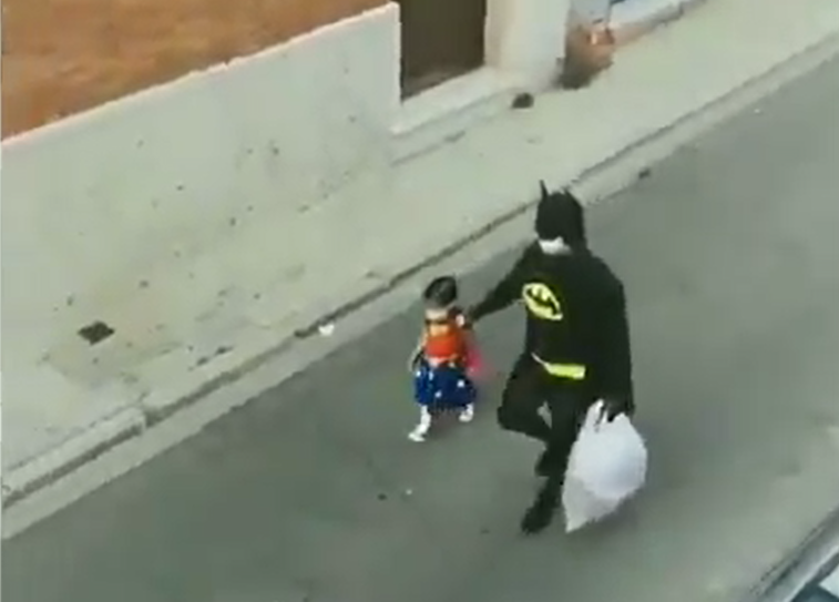 Imaginea articolului VIDEO Un tată şi fiica sa au ajuns vedete pe internet. Ei s-au filmat costumaţi în personaje celebre în timp ce duc gunoiul