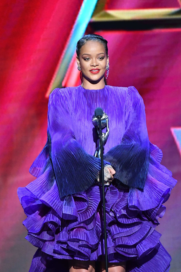 Imaginea articolului Rihanna, la 15 ani de la lansarea primului single. Vedeta este cea mai bogată cântăreaţă din Marea Britanie