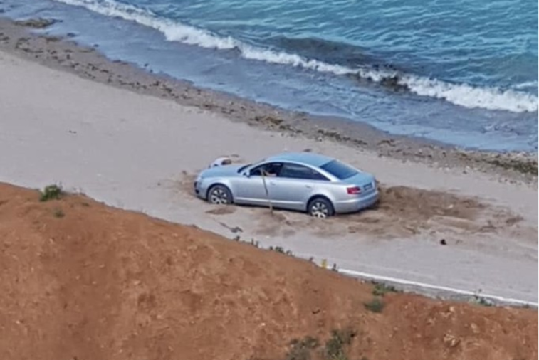 Imaginea articolului Un şofer teribilist a rămas blocat în nisip, la Olimp. Ce amendă prevede legea pentru cei care intră cu maşina pe plajă