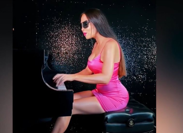 Imaginea articolului Pianista Lola Astanova cântă la pian coloana sonoră din Pantera Roz într-o ţinută sexy