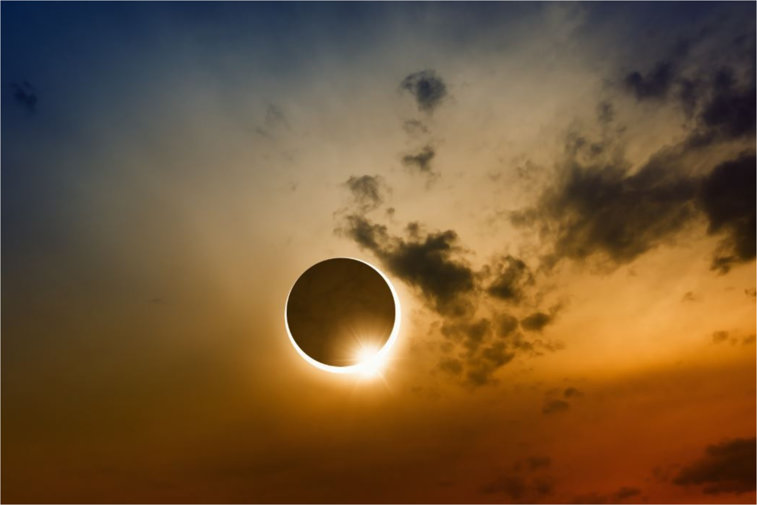Imaginea articolului VIDEO. Eclipsă de Soare, vizibilă azi în România. De unde poţi admira cel mai bine totul? Punctul maxim va fi atins dimineaţa