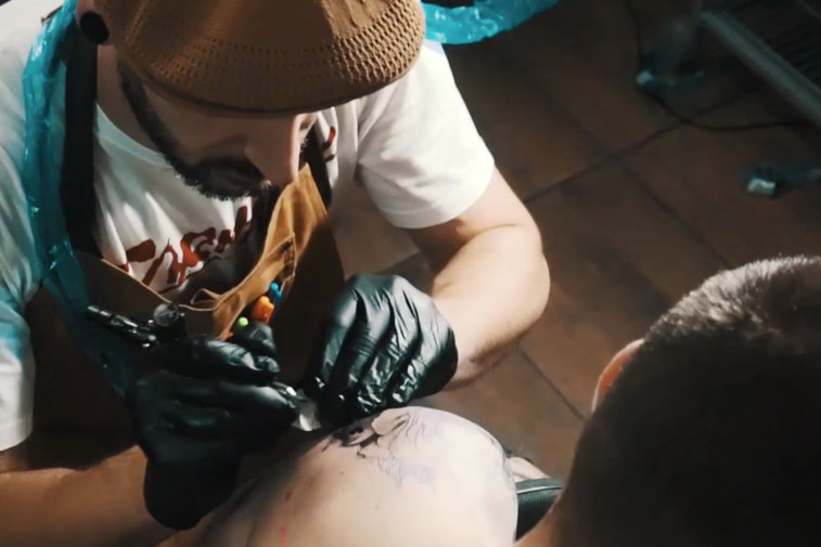 Imaginea articolului VIDEO | Pielea ta poate deveni operă de artă. Tatuajele originale vin şi cu un preţ pe măsură
