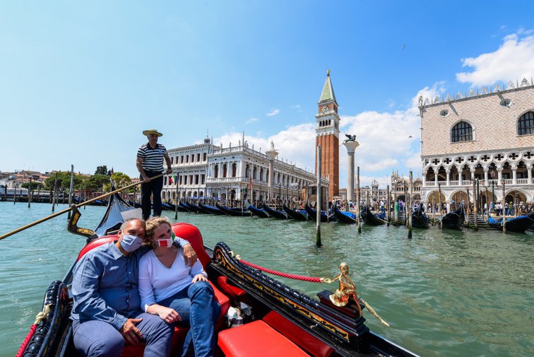 Imaginea articolului Vizitatorii Veneţiei, tot mai supraponderali. Gondolierii, nevoiţi să reducă numărul pasagerilor
