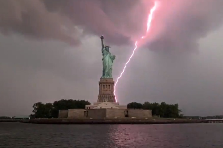 Imaginea articolului VIDEO Momentul spectaculos când un fulger loveşte chiar în spatele Statuii Libertăţii