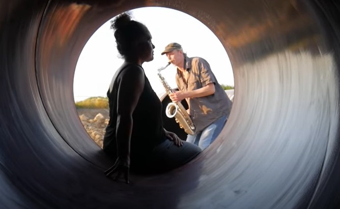 Imaginea articolului Armin Kupper, saxofonistul orchestră, reinventează muzica cu ajutorul unei conducte de gaze