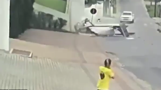 Imaginea articolului VIDEO Momentul terifiant în care un avion de mici dimensiuni se prăbuşeşte pe o stradă circulată din Brazilia