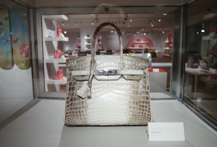 Imaginea articolului Suma record plătită de un cumpărător anonim pentru o geantă de lux din piele de crocodil, cu diamante şi aur alb
