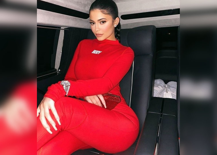 Imaginea articolului Kylie şi Kendall Jenner au promovat pe Instagram produse Apple contrafăcute