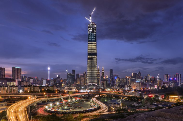 Imaginea articolului Care e povestea celor mai înalţi zgârie-nori prefabricaţi: construiţi în Malaezia şi ansamblaţi în Singapore