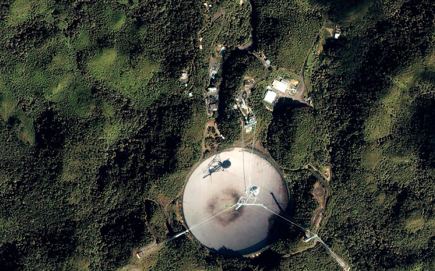 Спутник фото в реальном времени. Аресибо телескоп после урагана. Странные снимки из космоса. Снимки со спутника. Странные объекты на земле.