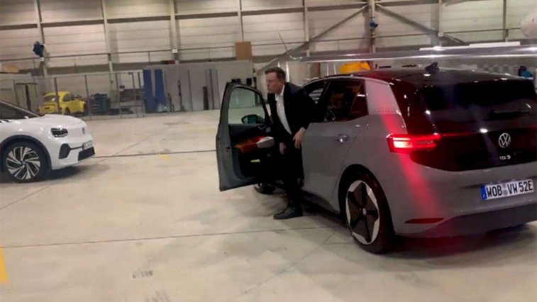 Imaginea articolului  Elon Musk, şofer de test la modelul electric de la Volkswagen: "E destul de bună!"