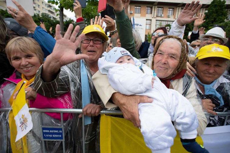 Imaginea articolului FOTO | O bătrână din România, care îşi ţine nepotul în braţe, apare în noua carte de rugăciuni a Papei Francisc. Cum l-au impresionat pe Suveranul Pontif