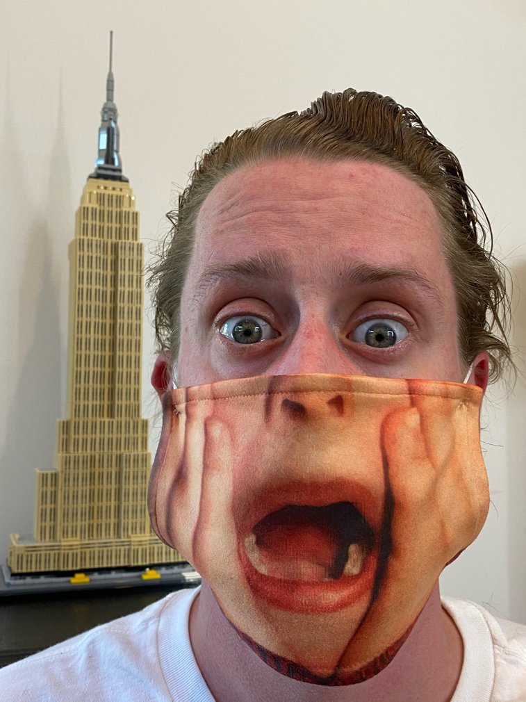 Imaginea articolului Macaulay Culkin te îndeamnă să te protejezi de COVID cu masca 'Singur Acasă'