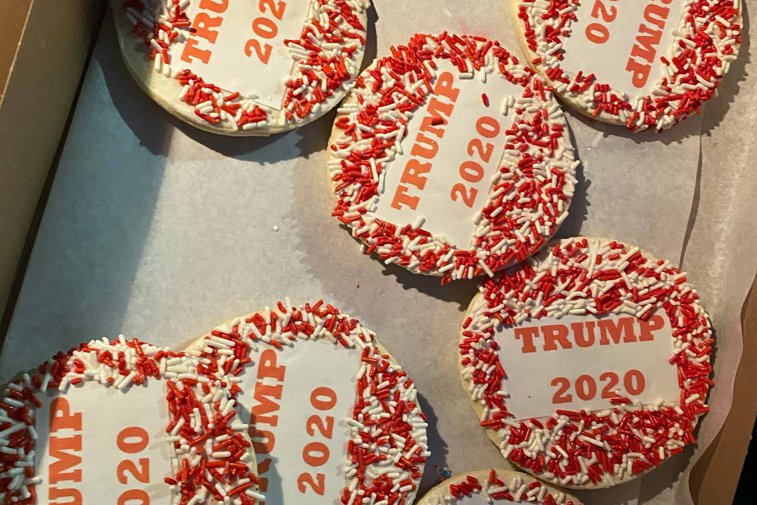 Imaginea articolului Soarta lui Trump ghicită în prăjituri. Proprietarii unei patiserii fac un sondaj cu prăjituri electorale, roşii pentru Trump, albastre pentru Biden