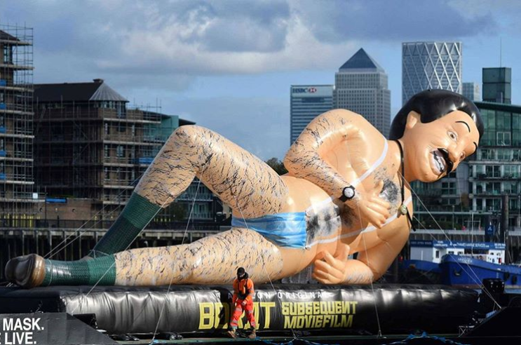 Imaginea articolului Un Borat gonflabil, de 13 metri, a plutit pe Tamisa