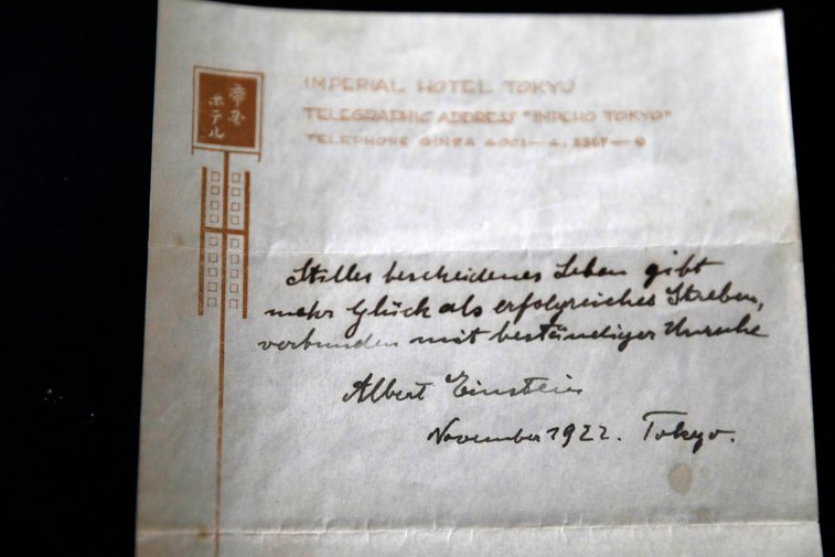 Imaginea articolului Teoria Fericirii: un bilet scris de Albert Einstein a fost vândut la licitaţie cu peste un milion de dolari