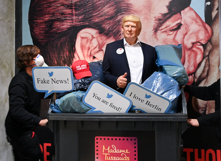 Imaginea articolului Donald Trump a fost scos în tomberon...de la Madame Tussauds din Berlin. Măsura a fost luată preventiv de conducerea muzeului, înaintea alegerilor din Statele Unite
