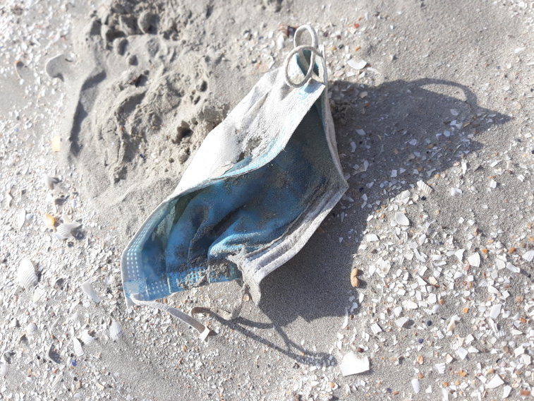 Imaginea articolului Masca de protecţie este noutatea în materie de deşeuri găsite pe litoralul românesc
