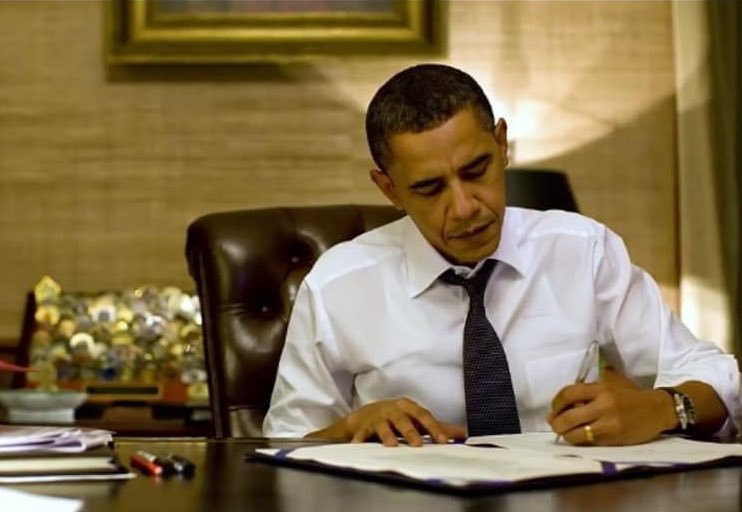 Imaginea articolului Obama îşi lansează biografia.  Fostul preşedinte SUA dezvăluie ce melodii asculta în momentele cheie la Casa Albă

