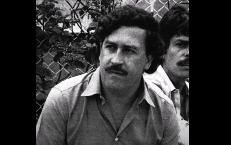 Imaginea articolului Pablo Escobar, file de poveste. „Regele Cocainei” şi-a găsit sfârşitul cu 27 de ani în urmă