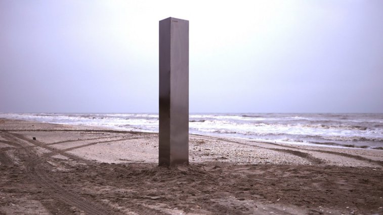 Imaginea articolului Încă un monolit metalic, descoperit în România. Obiectul misterios a apărut la malul mării, pe plaja Vadu din judeţul Constanţa