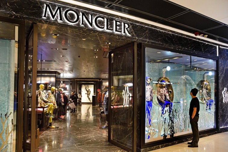 Imaginea articolului Un magazin al brand-ului Moncler a fost jefuit la Paris în plină zi