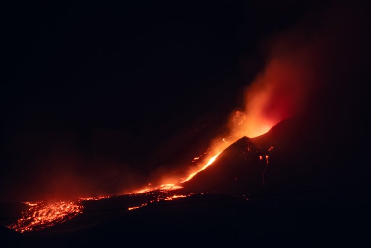 Imaginea articolului VIDEO S-a lăsat cu „scântei” pe Muntele Etna. Imagini spectaculoase din timpul erupţiei vulcanice 