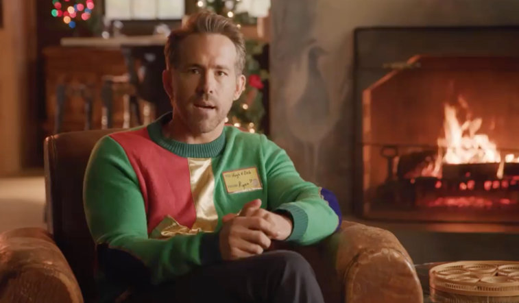 Imaginea articolului Ryan Reynolds scoate de la naftalină puloverul de crăciun şi continuă campania pentru copiii bolnavi VIDEO 