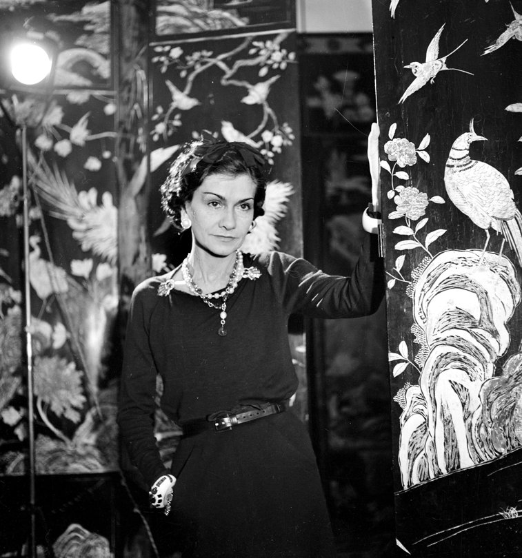 Imaginea articolului Chanel, între modă şi legendă. Creatoarea care a revoluţionat moda feminină şi a eliberat femeile de corsete