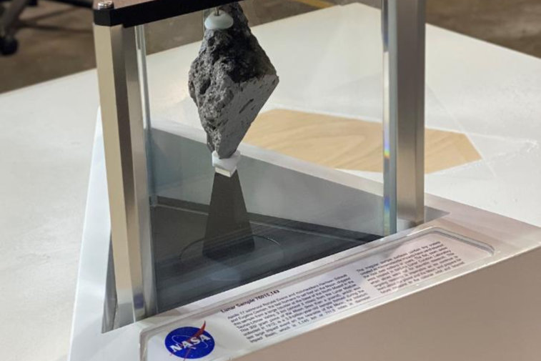 Imaginea articolului FOTO: De pe Lună, în Biroul Oval. NASA a împrumutat Casei Albe o rocă veche de 3,9 miliarde de ani