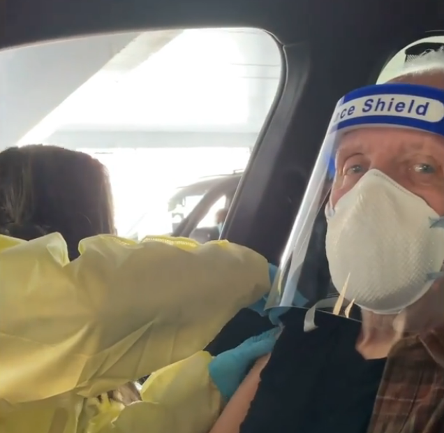 Imaginea articolului VIDEO Anthony Hopkins s-a vaccinat împotriva COVID-19. Actorul vede „lumina de la capătul tunelului”