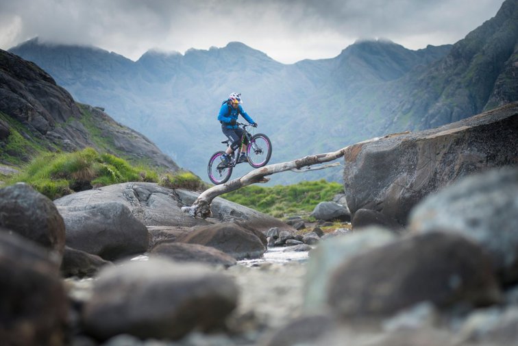Imaginea articolului Un biciclist se aventurează în munţii Dubh Slabs, din Scoţia. Imaginile sunt spectaculoase