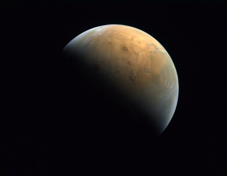 Imaginea articolului Modulul spaţial Hope al Emiratelor Arabe Unite a transmis prima poză făcută planetei Marte